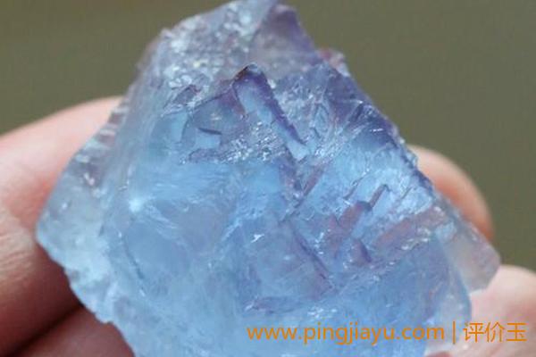 蓝色水晶石头的特性和用途