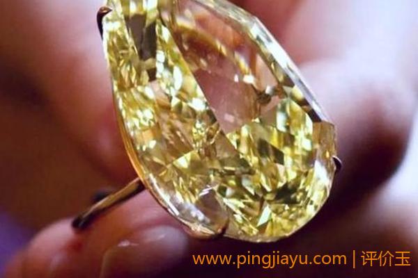 黄钻石：温暖光芒下的珍贵精品