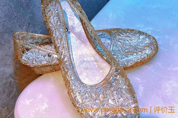 水晶凉鞋的风格和特征