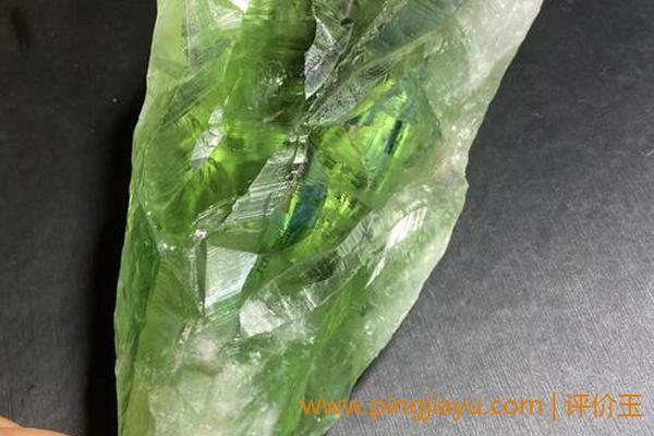 绿水晶的天然和人造形式