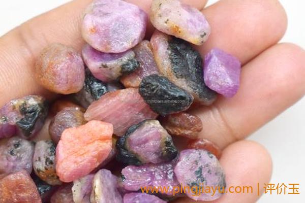 粉色的石头属于什么玉种？