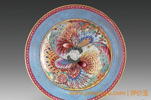 清代乾隆珐琅彩百花蝶鳞纹碟 清代乾隆珐琅彩百花蝶鳞纹碟